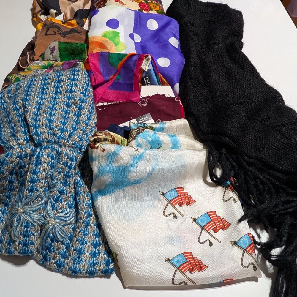 10 Scarfs, 4 Bandana's, 2 Shawls - Picture 6 of 16